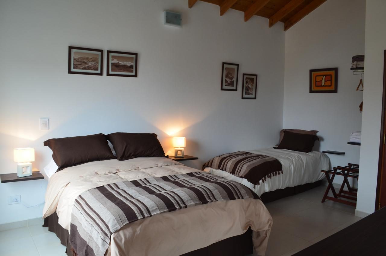 Dormitorio con cama doble y cama simple