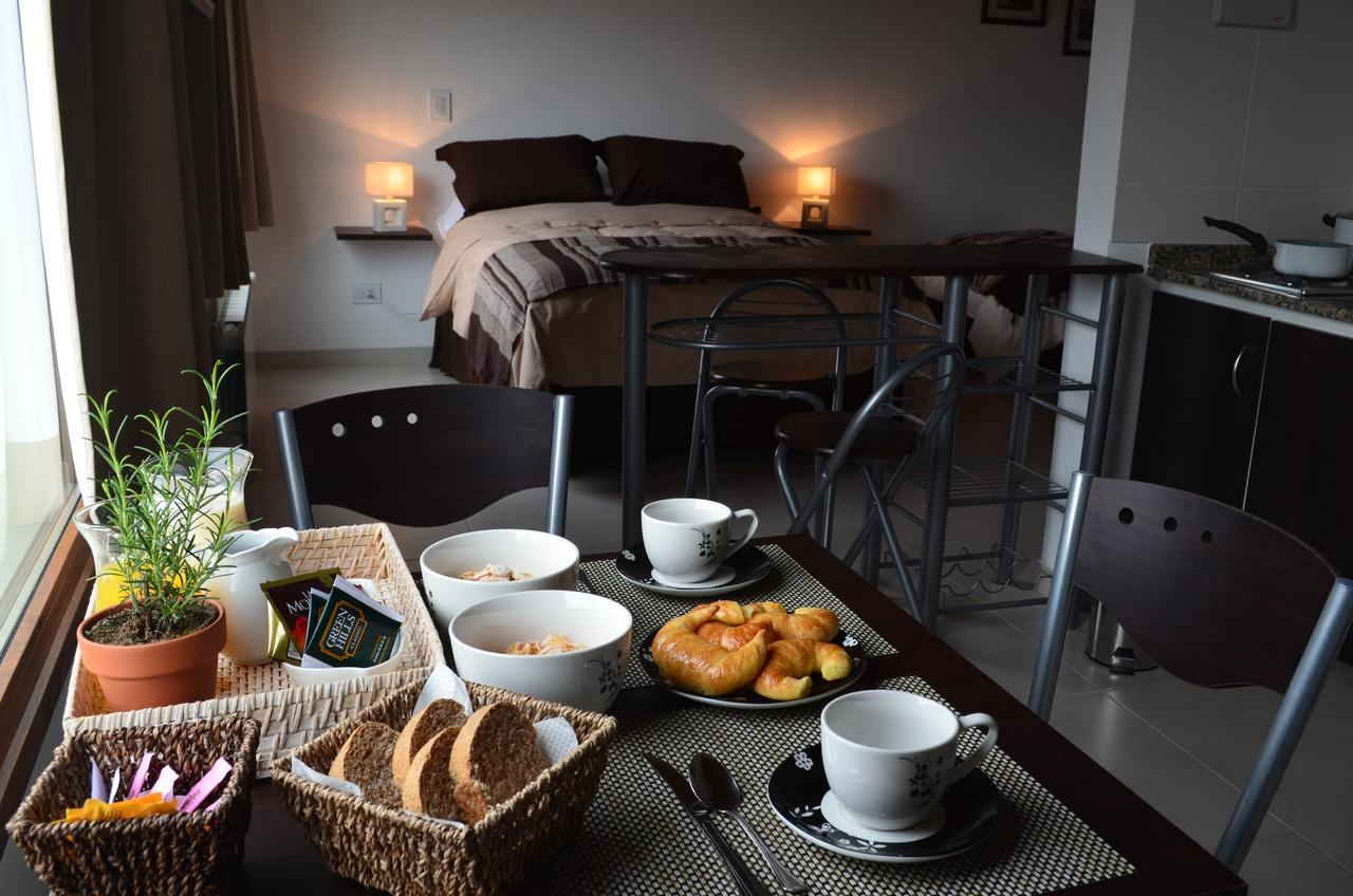 Mesa con el desayuno servido
