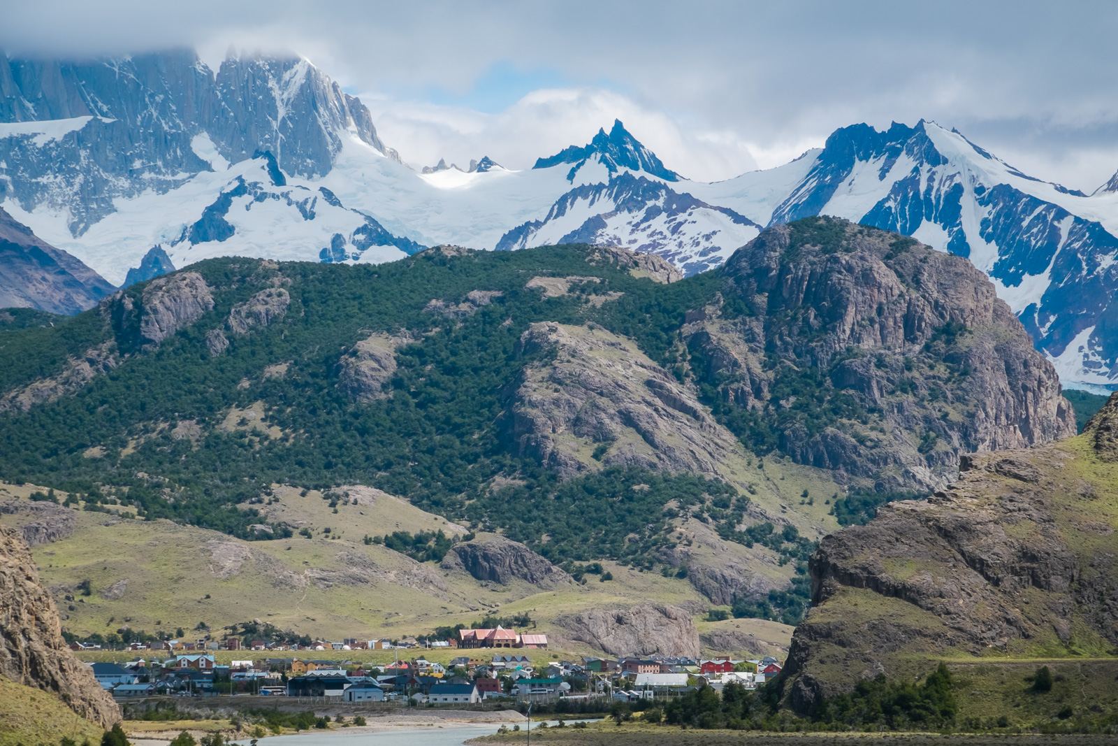 El cordón del Fitz Roy nevado sobre el valle