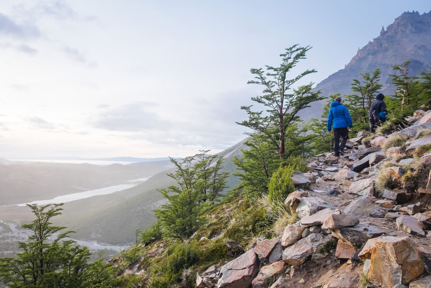 Caminantes en un sendero sobre el valle del río